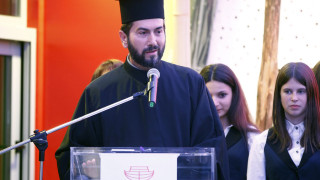 «Κόβεται» από τα σχολικά εγχειρίδια κάθε αναφορά στον Πατέρα Αντώνιο