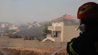 Φωτιά στην Αττική: Νέο βίντεο δραματικής διάσωσης ηλικιωμένης γυναίκας