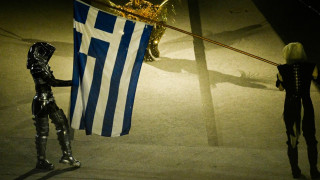 Ανατριχιαστική στιγμή: Η ελληνική σημαία και ο εθνικός ύμνος δίνουν φως στο Παρίσι