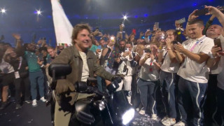 Ο Τομ Κρουζ πήρε την Ολυμπιακή Σημαία από το Παρίσι στο Λος Άντζελες