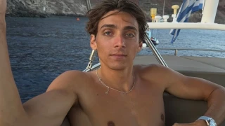 Ντουπλάντις: Στη Σαντορίνη με την ελληνική σημαία και την εντυπωσιακή σύντροφό του