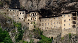 Αντιδράσεις για την αναβολή της λειτουργίας τον Δεκαπενταύγουστο στην Παναγία Σουμελά