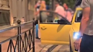 Αθήνα: Άγριος καβγάς οδηγού ταξί με τουρίστες, επειδή δεν τον πλήρωσαν (vid)