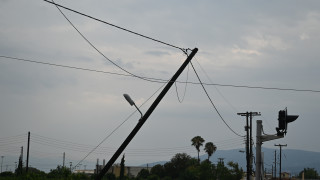 Γιάννενα: Κολώνα της ΔΕΗ κατέληξε σε... μπαλκόνι!