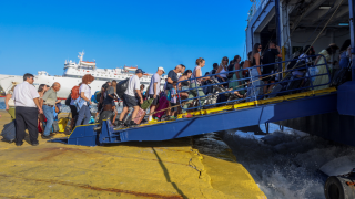 Άνδρος: «Χειροπέδες» στον πλοίαρχο για το ΙΧ που... ακροβατούσε στην προβλήτα