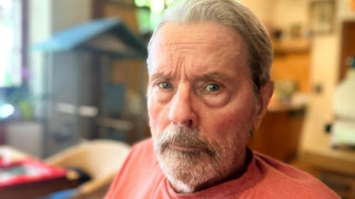 «Εμφύλιος» στην οικογένεια Ντελόν: Ο γιος του ζητάει ακύρωση της διαθήκης του