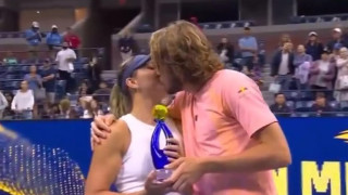 Στέφανος Τσιτσιπάς και Πάουλα Μπαντόσα φιλήθηκαν μέσα στο κορτ (vid)