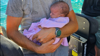 Τήλος: Διασώθηκε βρέφος που έπινε γάλα με θαλασσινό νερό για 3 μέρες!