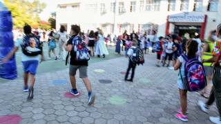 «Κινητά στην τσάντα»: Χωρίς τηλέφωνο στο σχολείο οι μαθητές