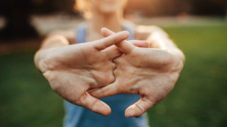 Μπορεί το «σπάσιμο» των δαχτύλων και αρθρώσεων να προκαλέσει αρθρίτιδα;