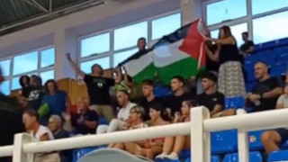 Ένταση σε αγώνα Ελλάδα-Ισραήλ: Θεατές σήκωσαν σημαία της Παλαιστίνης