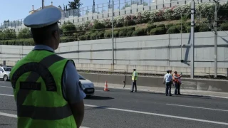ΙΧ δε σταμάτησε σε έλεγχο της ΕΛ.ΑΣ. έσπασε μπάρες και μπήκε ανάποδα στο «Δαχτυλίδι»