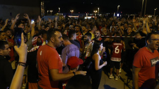 Εβάν Φουρνιέ: Αποθεωτική υποδοχή από τους φίλους του Ολυμπιακού