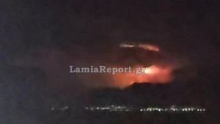 Εύβοια: Εντυπωσιακό βίντεο με αστραπές να «βάφουν» κόκκινο τον ουρανό