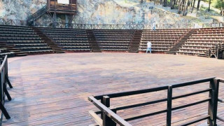 Τζόυς Ευείδη και Γεράσιμος Σκιαδαρέσης για Δημοτικό θέατρο Κοζάνης: «Tο πάτωμα είναι σφουγγαρισμένο αλλά οι τουαλέτες πλημμυρισμένες ούρα»