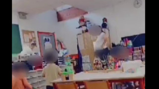 Σοκαριστικό βίντεο: Νηπιαγωγός ξυλοκοπά άγρια 3χρονο κοριτσάκι μέσα στην τάξη!