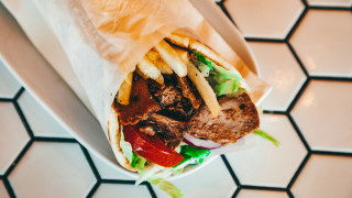 Σουβλάκι: Προϊόν πολυτελείας με τιμή μια ανάσα από τα 5 ευρώ