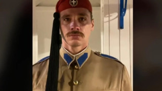 Αθήνα: Τα δάκρυα Εύζωνα στην τελευταία του υπηρεσία