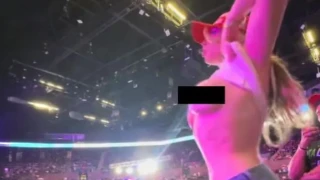 Έδειξε το στήθος της για τον Τραμπ: Xοροπηδούσε ημίγυμνη για να τη δει