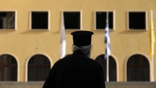 Νέα Φιλαδέλφεια: Παλαιοημερολογίτης ιερέας αυνανιζόταν έξω από σχολείο