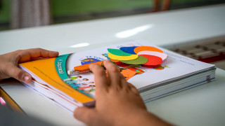 Θεσσαλονίκη: Ρωγμές, και τρύπες σε αυλή Δημοτικού στην Καλαμαριά