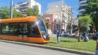Αθήνα: Νεαροί παρενοχλούσαν επιβάτες στο τραμ με ερωτικό βοήθημα (vid)