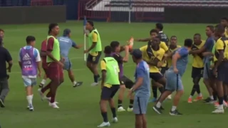 Απίστευτο ξύλο σε αγώνα Κ16- Μπουνιές, κλωτσιές και μαζική σύρραξη (vid)