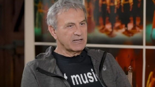 «Ξαναχτύπησε» ο Νταλάρας απευθυνόμενος σε δημοσιογράφο: «Οφείλεις να βλέπεις πρωινές εκπομπές, μην παίρνεις βιβλία»