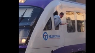 Απολύθηκε ο ελεγκτής της σιδηροδρομικής διάβασης που μιλούσε στο κινητό