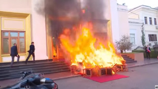 Αλβανία: Επεισόδια στο κοινοβούλιο -Βουλευτές πέταξαν αντικείμενα και έκαψαν καθίσματα (vid)