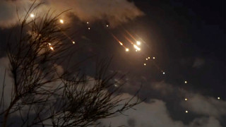 Ιράν: «Βροχή» πυραύλων πάνω από το Ισραήλ-Η στιγμή της επίθεσης