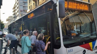 ΑΠΙΣΤΕΥΤΟ: Οδηγός του ΟΑΣΘ μετακινεί ΙΧ για να περάσει το λεωφορείο