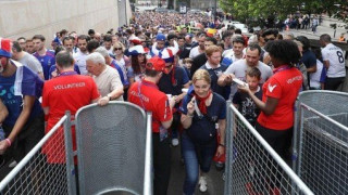 Ο Γάλλος που έβγαλε σέλφι πριν τον αγώνα με τη Ρουμανία (Pic)