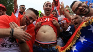 Πολιτισμός στη Γαλλία: Aλβανοί και τρικολόρ χορεύουν μαζί!