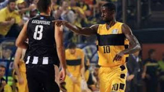 Ουάιτ και Θανάσης Αντετοκούνμπο στο καμπ των Μάβερικς