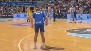 Διακοπή σε αγώνα μπάσκετ λόγω... βροχής- Έσταζε η οροφή και γλιστρούσαν οι παίκτες!