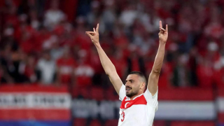 Ο Ντεμιράλ έγινε... άγαλμα με το σήμα των «Γκρίζων Λύκων»!