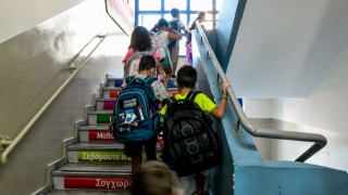 Νίκαια: «Δεν μας ενημέρωσε το σχολείο για τους ξυλοδαρμούς της κόρης μας»