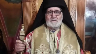 Αθήνα: Ποιος είναι ο ιερέας που... ρίχνει χαρτιά