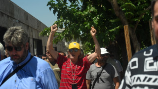 Μέχρι πότε κατεβάζουν «ρολά» δημόσιος και ιδιωτικός τομέας