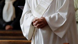 Καθολική Εκκλησία: Ποιοι είναι οι δύο ιερείς που ελέγχονται για υπεξαίρεση εκατομμυρίων ευρώ