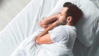 Δεν σας πιάνει ύπνος; Το κόλπο με το πόδι που θα σας βοηθήσει να αποκοιμηθείτε