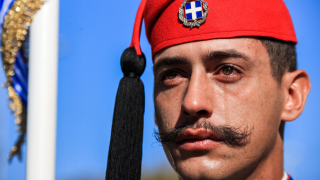 Θεσσαλονίκη: Ρίγη συγκίνησης στην παρέλαση - Δάκρυσε από περηφάνια ο Εύζωνας!