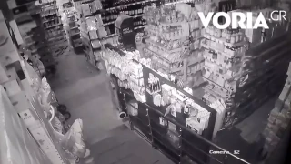 Χαλκιδική: Καρέ καρέ η στιγμή του σεισμού σε σούπερ μάρκετ - Προϊόντα πέφτουν από τα ράφια