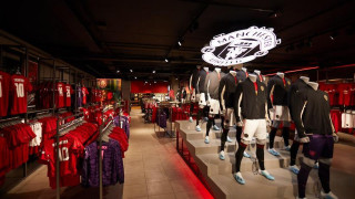 Ξενάγηση στη μπουτίκ της Μάντσεστερ από τον Νίκο Κουλιανό