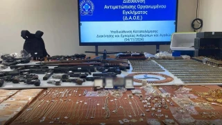 ΕΛ.ΑΣ: Βρέθηκε τεράστιος οπλισμός σε αποθήκη στη Δυτική Αττική