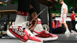 Παναθηναϊκός-Ολυμπιακός: Ο Ράιτ με παπούτσια «Εδώ είναι Πειραιάς» στο ΟΑΚΑ