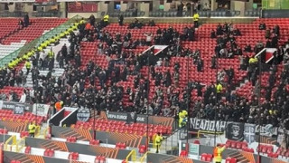 Μάντσεστερ-ΠΑΟΚ: Μπήκαν στο «Όλντ Τράφορντ» οι πρώτοι οπαδοί του Δικεφάλου