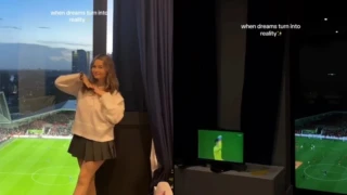 Αγγλία: Αγόρασε διαμέρισμα πάνω από το γήπεδο της Μπρέντφορντ και έχει γίνει περιζήτητη