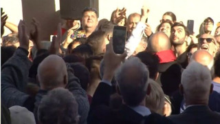 Η Σοφία Βόσσου τραγούδησε την «Άνοιξη» στα γραφεία του Κασσελάκη